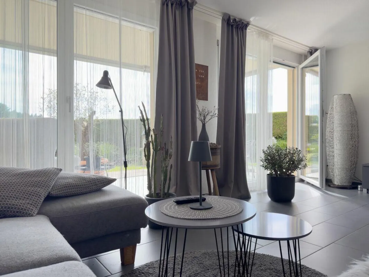 Maison jumelée de 5,5 pièces avec un jardin facile d'entretien, place de parking extérieure et carport - Photo 4 sur 29