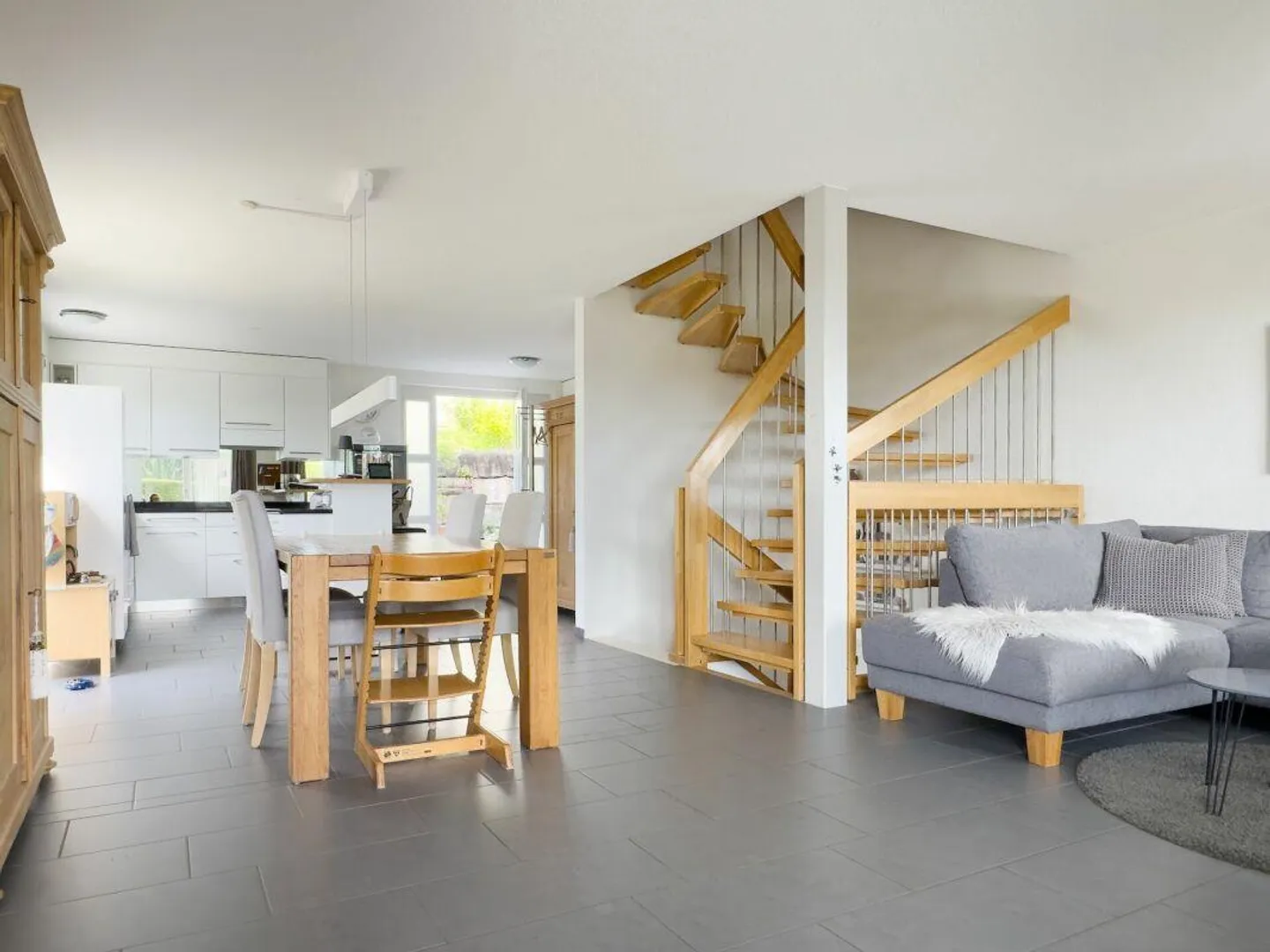 Maison jumelée de 5,5 pièces avec un jardin facile d'entretien, place de parking extérieure et carport - Photo 7 sur 29