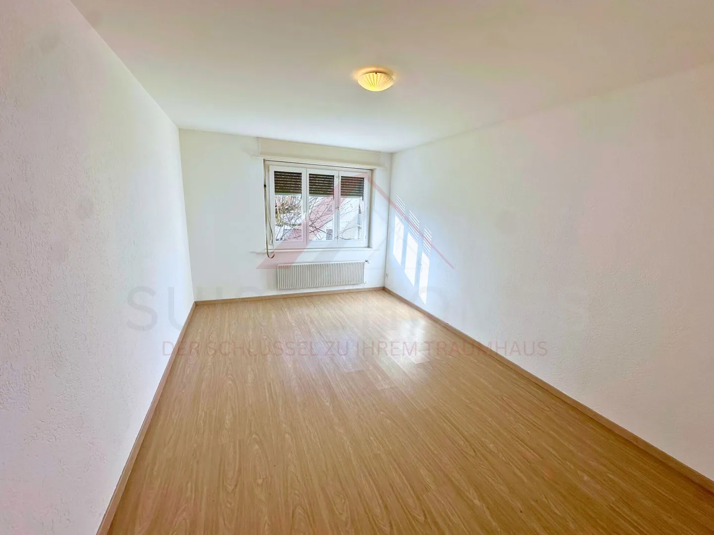 Appartement moderne de 3,5 pièces avec balcon - Ensoleillé, calme et prêt à emménager - Photo 5 sur 7