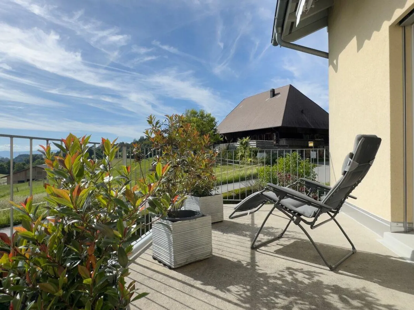 Maison jumelée de 5,5 pièces avec un jardin facile d'entretien, place de parking extérieure et carport - Photo 14 sur 29