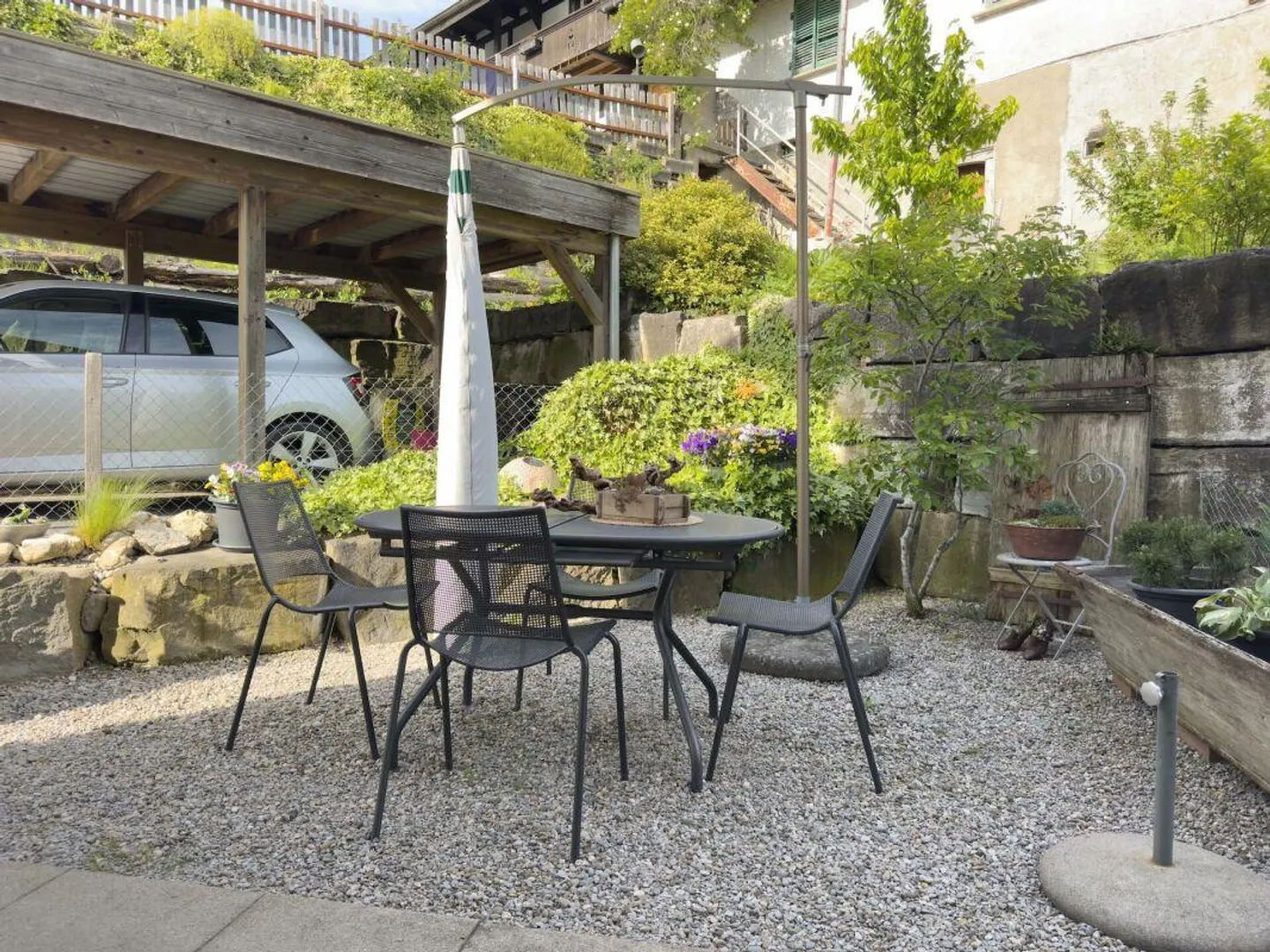 Maison jumelée de 5,5 pièces avec un jardin facile d'entretien, place de parking extérieure et carport - Photo 16 sur 29