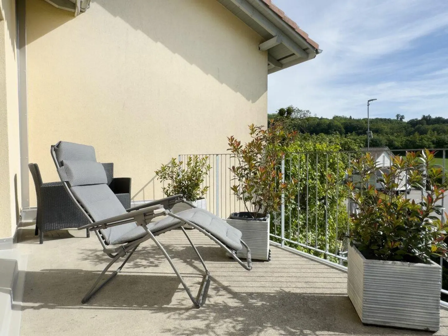 Maison jumelée de 5,5 pièces avec un jardin facile d'entretien, place de parking extérieure et carport - Photo 15 sur 29