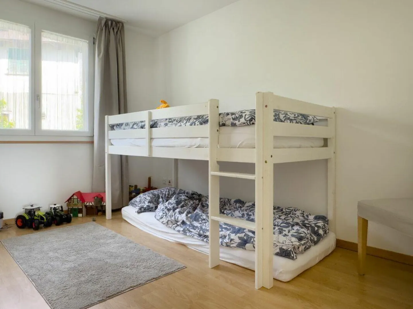 Maison jumelée de 5,5 pièces avec un jardin facile d'entretien, place de parking extérieure et carport - Photo 18 sur 29