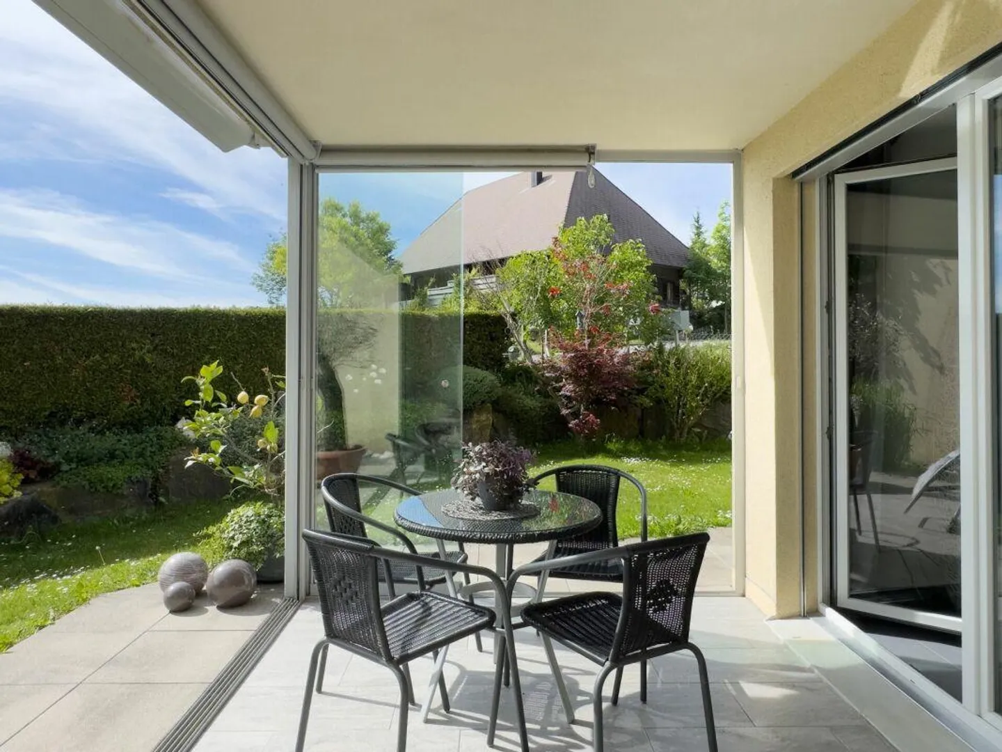 Maison jumelée de 5,5 pièces avec un jardin facile d'entretien, place de parking extérieure et carport - Photo 10 sur 29