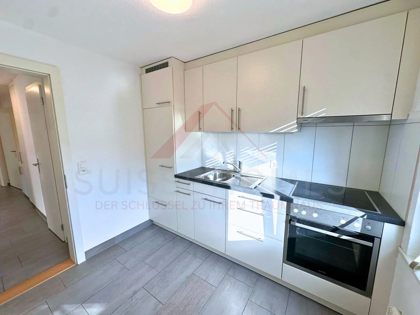 Appartement moderne de 3,5 pièces avec balcon - Ensoleillé, calme et prêt à emménager - Photo 2 sur 7