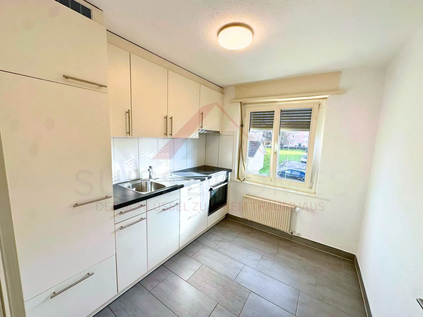 Appartement moderne de 3,5 pièces avec balcon - Ensoleillé, calme et prêt à emménager - Photo 3 sur 7