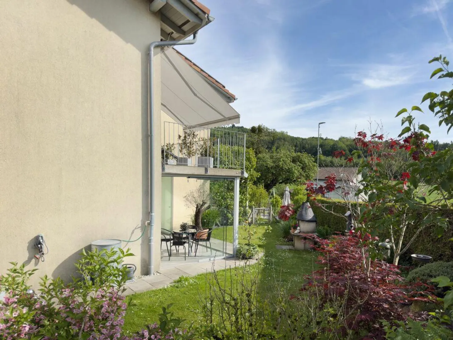 Maison jumelée de 5,5 pièces avec un jardin facile d'entretien, place de parking extérieure et carport - Photo 19 sur 29