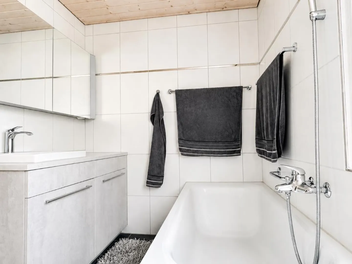 Maison jumelée de 5,5 pièces avec un jardin facile d'entretien, place de parking extérieure et carport - Photo 20 sur 29