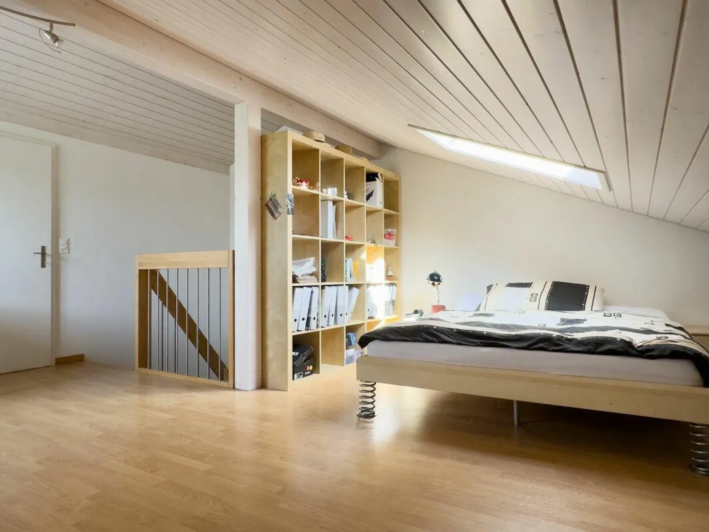 Maison jumelée de 5,5 pièces avec un jardin facile d'entretien, place de parking extérieure et carport - Photo 22 sur 29