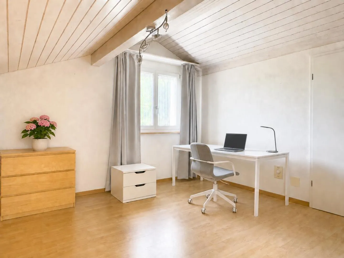 Maison jumelée de 5,5 pièces avec un jardin facile d'entretien, place de parking extérieure et carport - Photo 23 sur 29