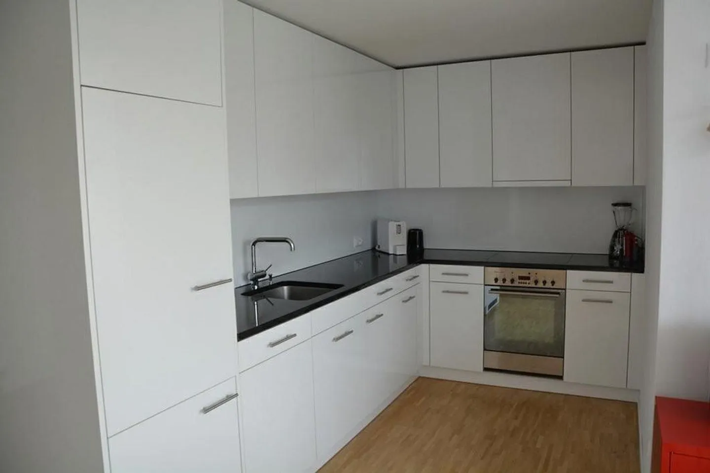 Charming apartment with balcony - Photo 2 of 8