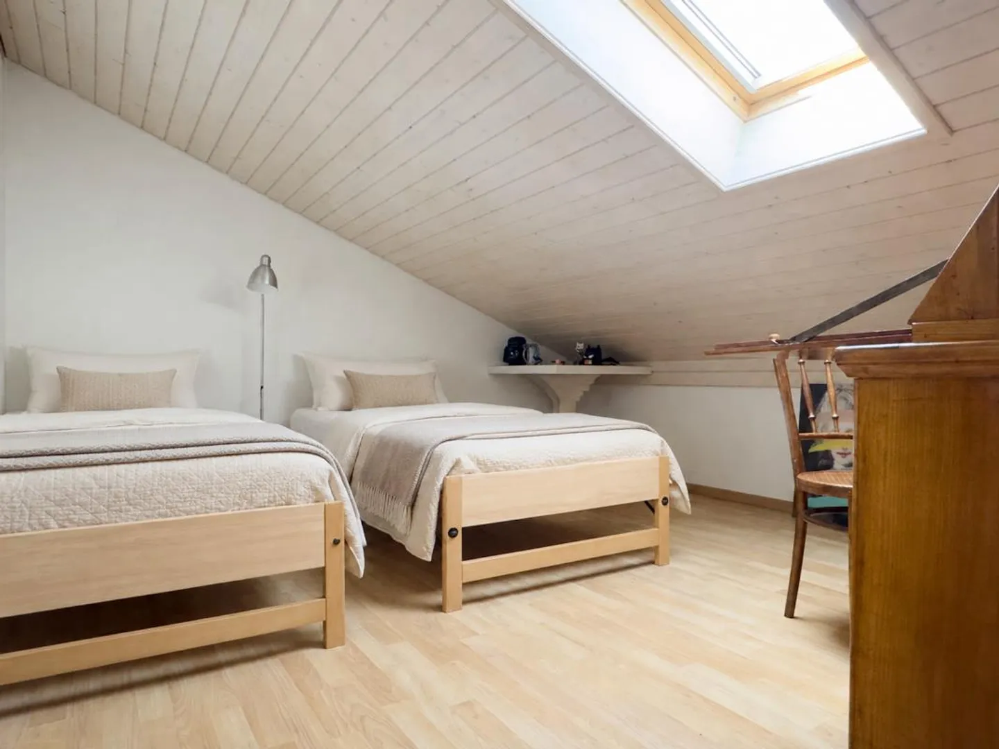 Maison jumelée de 5,5 pièces avec un jardin facile d'entretien, place de parking extérieure et carport - Photo 24 sur 29