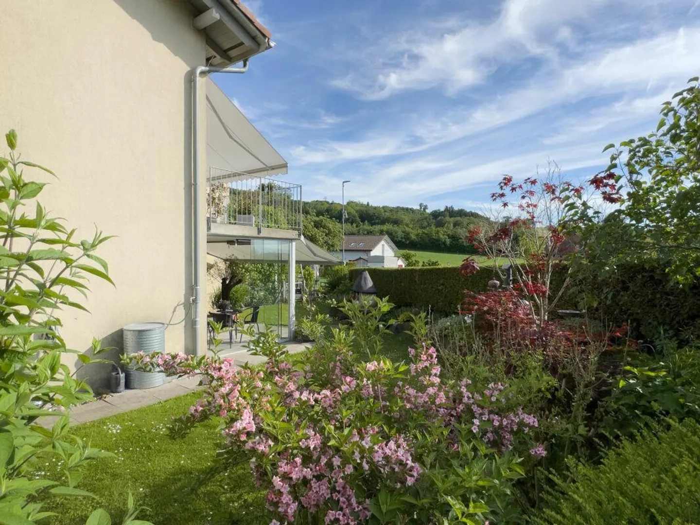 Maison jumelée de 5,5 pièces avec un jardin facile d'entretien, place de parking extérieure et carport - Photo 26 sur 29