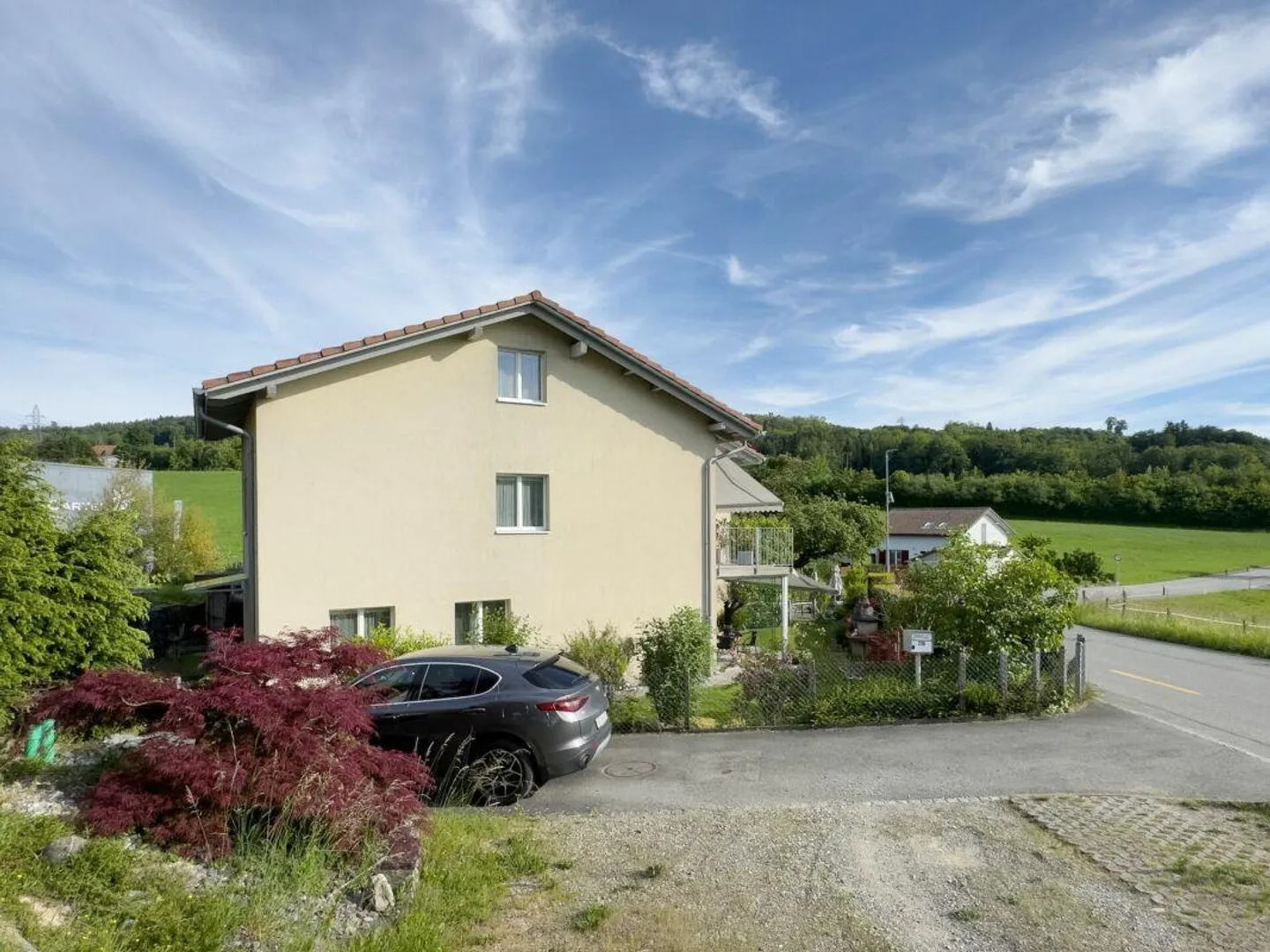 Maison jumelée de 5,5 pièces avec un jardin facile d'entretien, place de parking extérieure et carport - Photo 27 sur 29