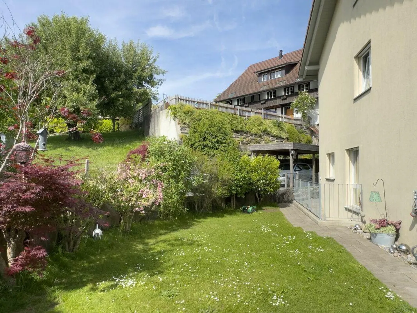 Maison jumelée de 5,5 pièces avec un jardin facile d'entretien, place de parking extérieure et carport - Photo 28 sur 29