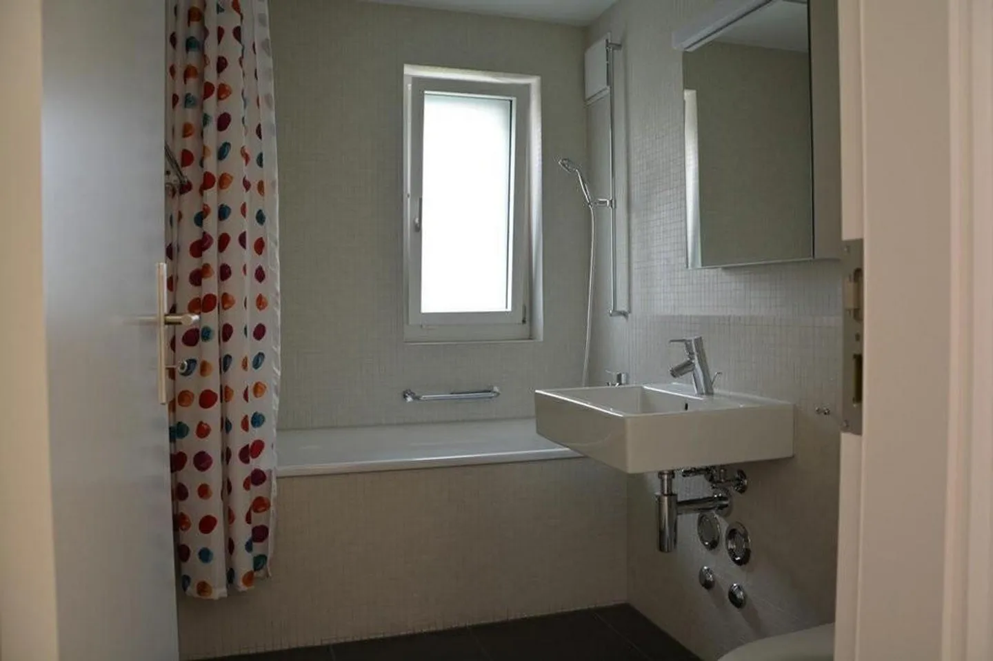 Charming apartment with balcony - Photo 5 of 8