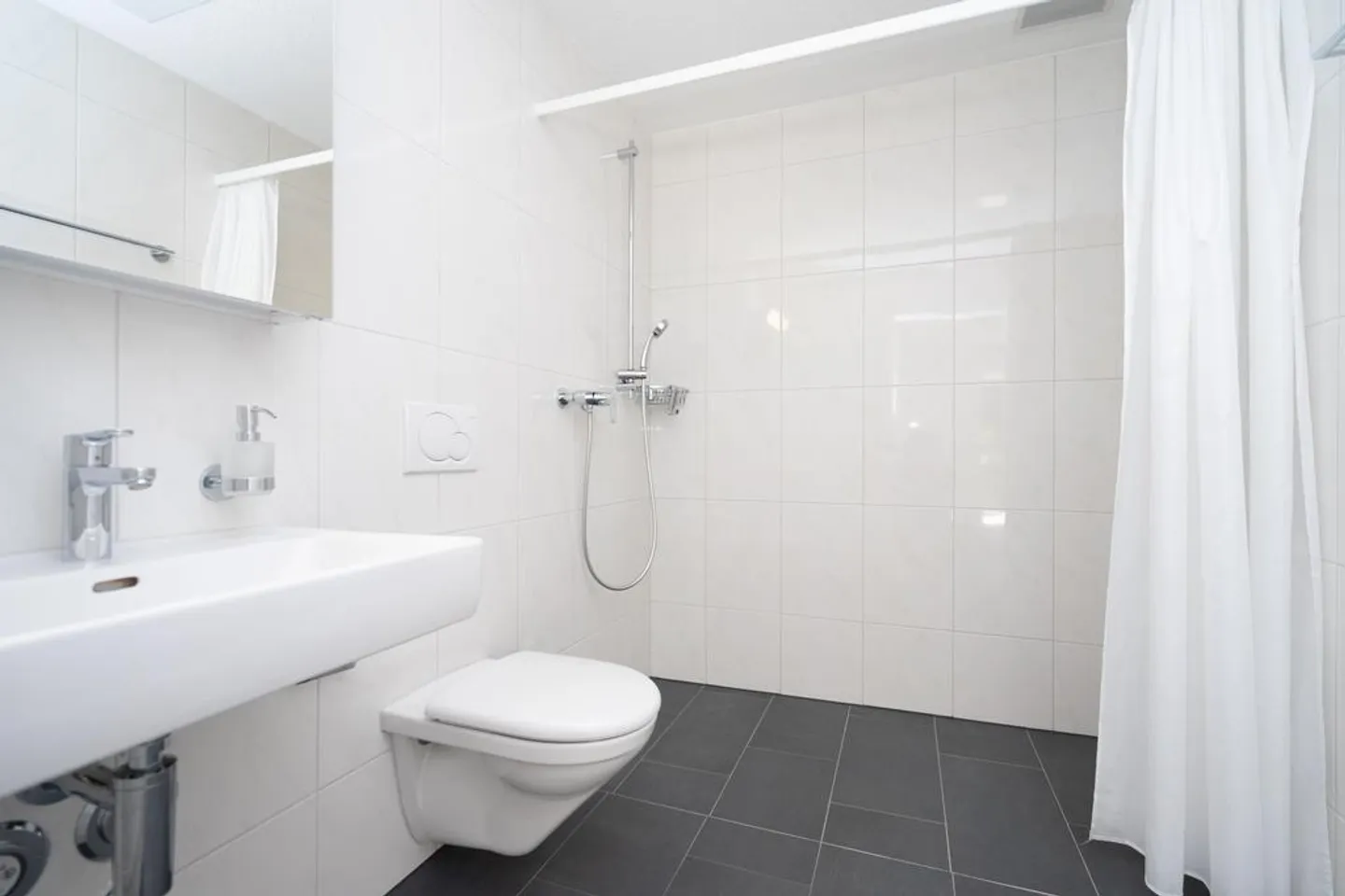 Appartement moderne de 2 pièces à louer dans un endroit calme. - Photo 2 sur 9