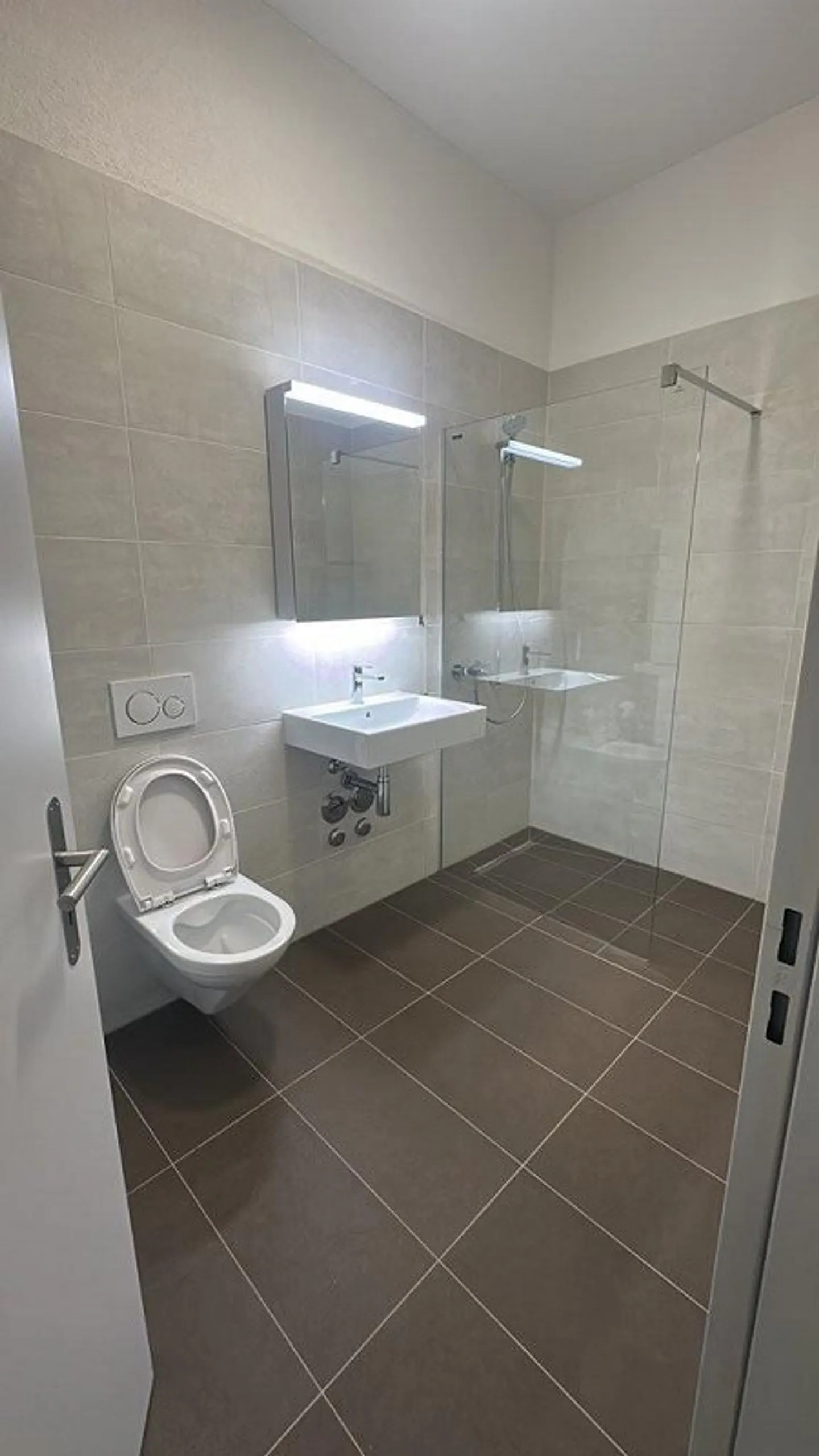Appartement moderne de 2,5 pièces en emplacement central - Photo 5 sur 5