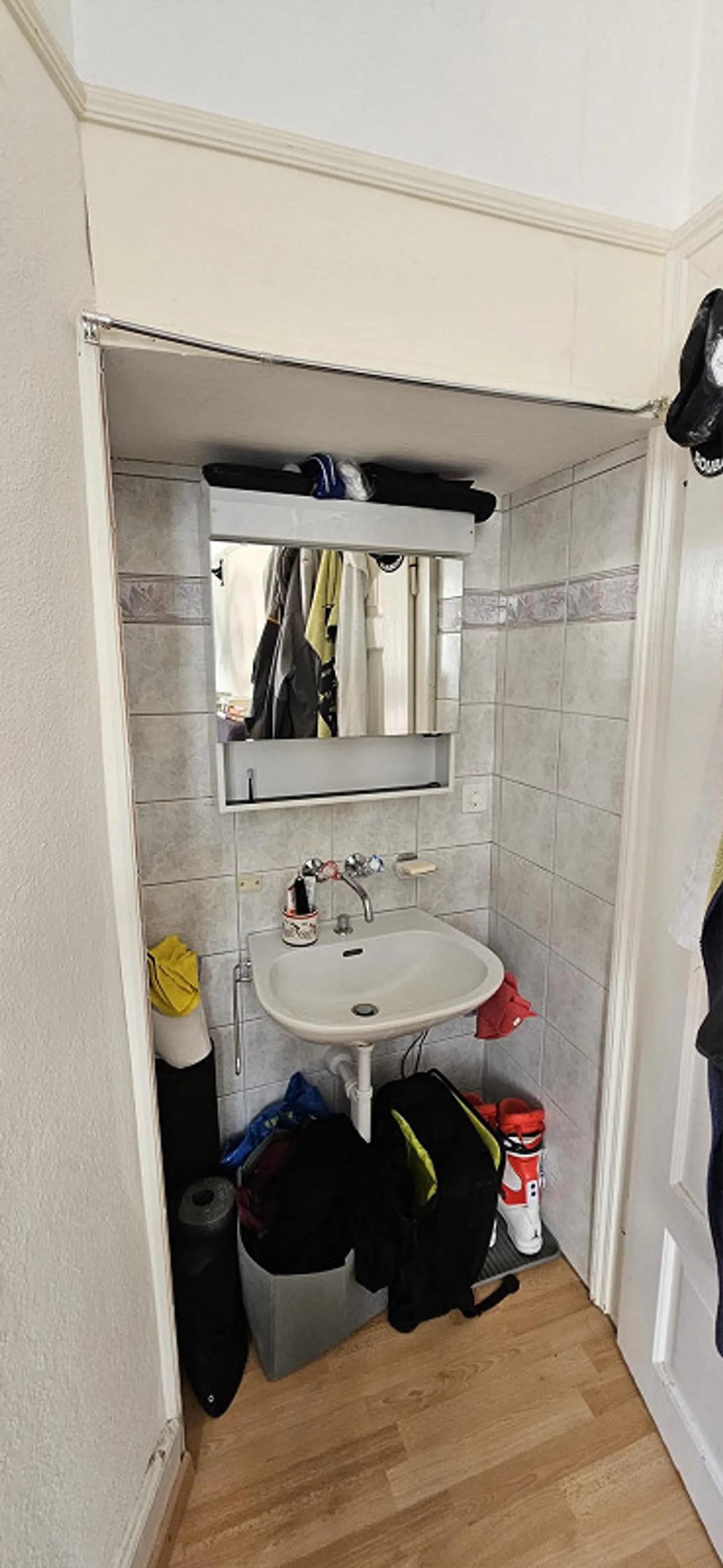 Bright and spacious shared room for rent indefinitely - Photo 3 of 8