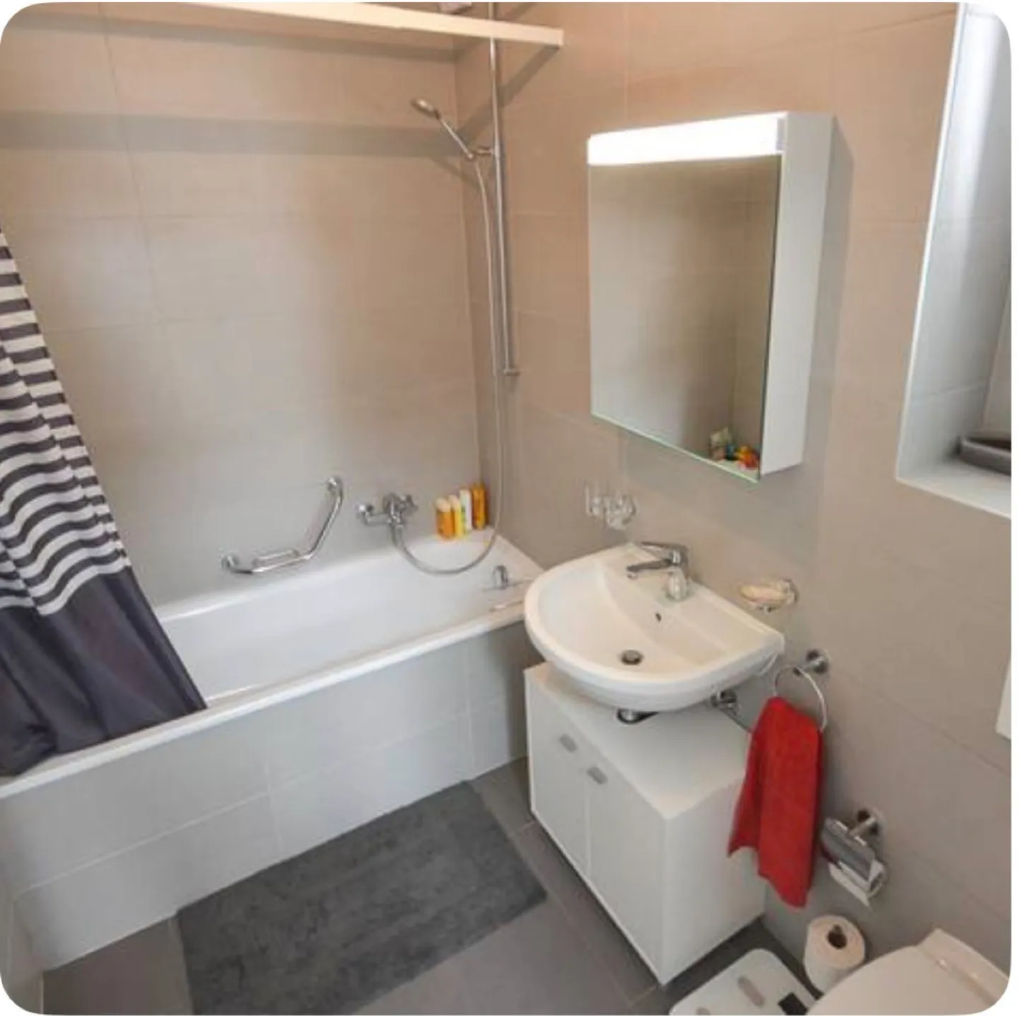 Charming Apartment in City Center - Photo 8 of 9