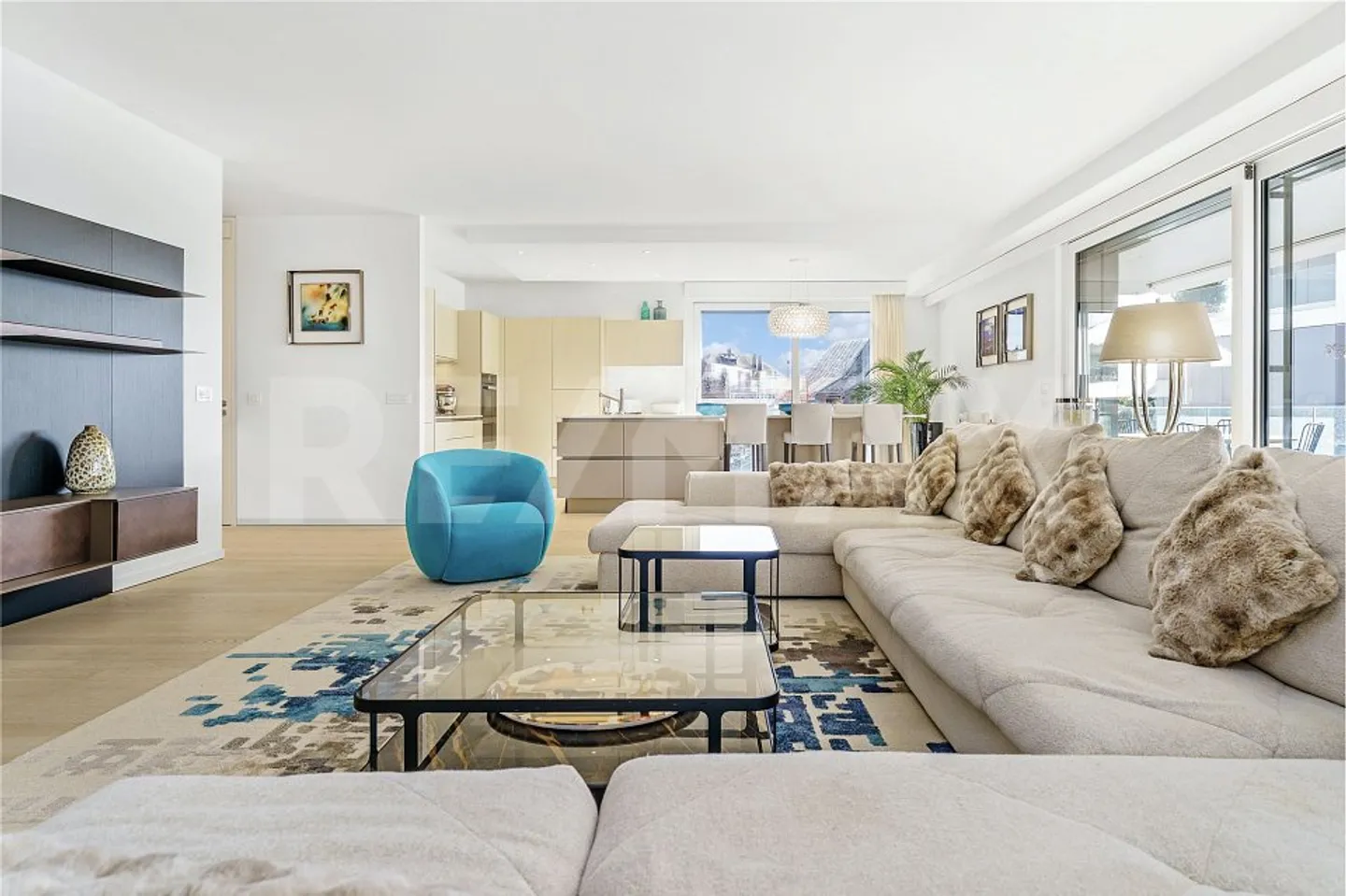 Lakeside Luxury Apartment - Photo 4 of 13