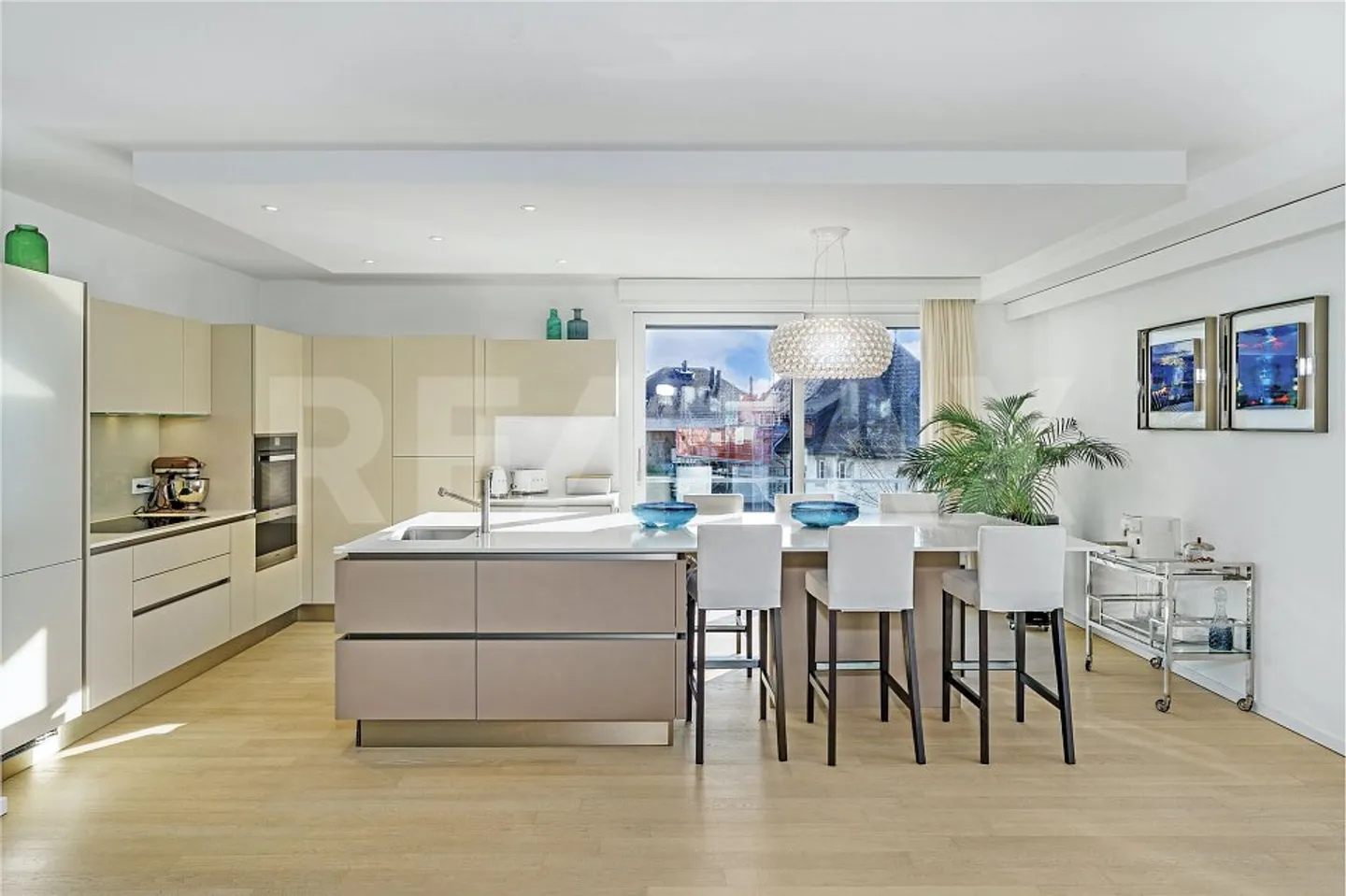 Lakeside Luxury Apartment - Photo 5 of 13