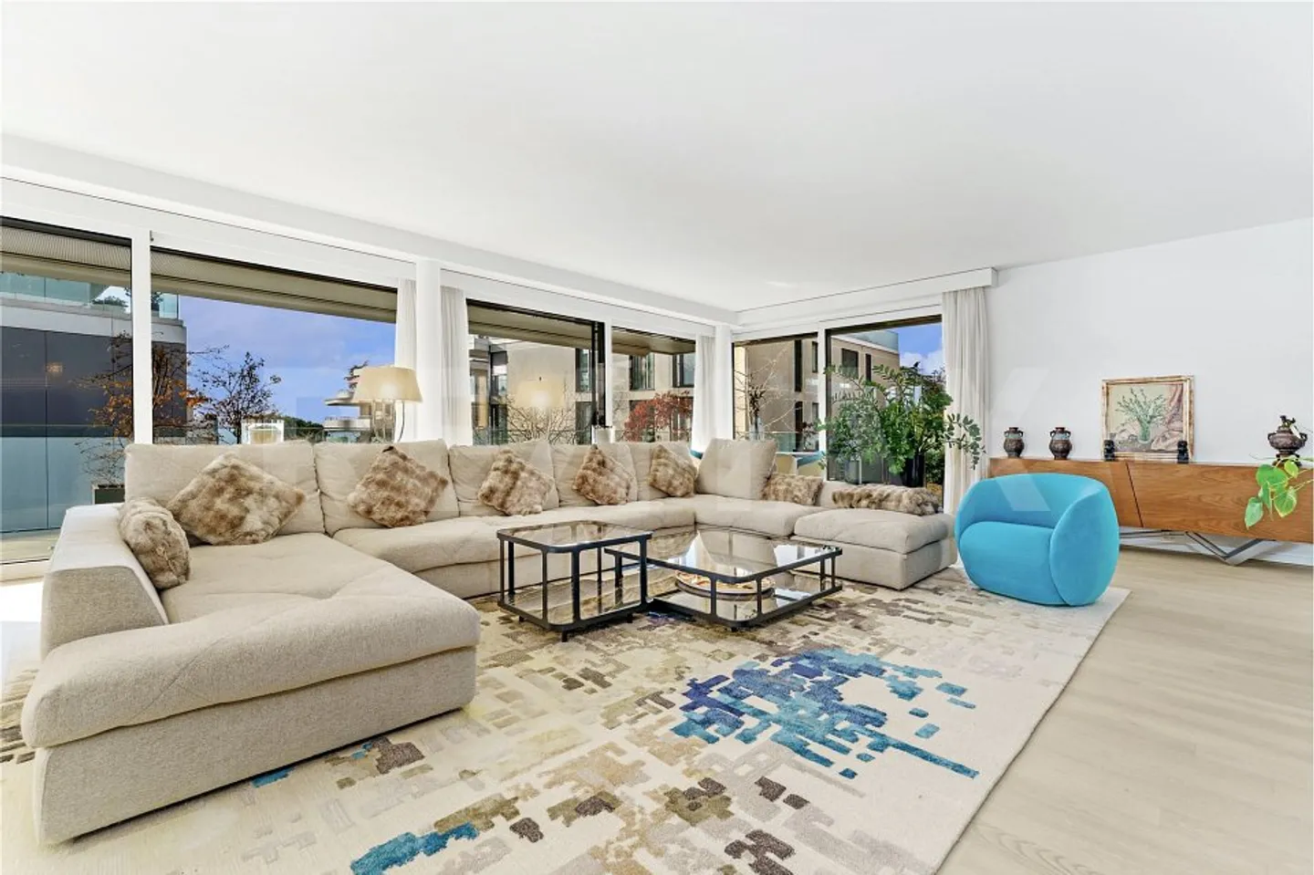 Lakeside Luxury Apartment - Photo 2 of 13