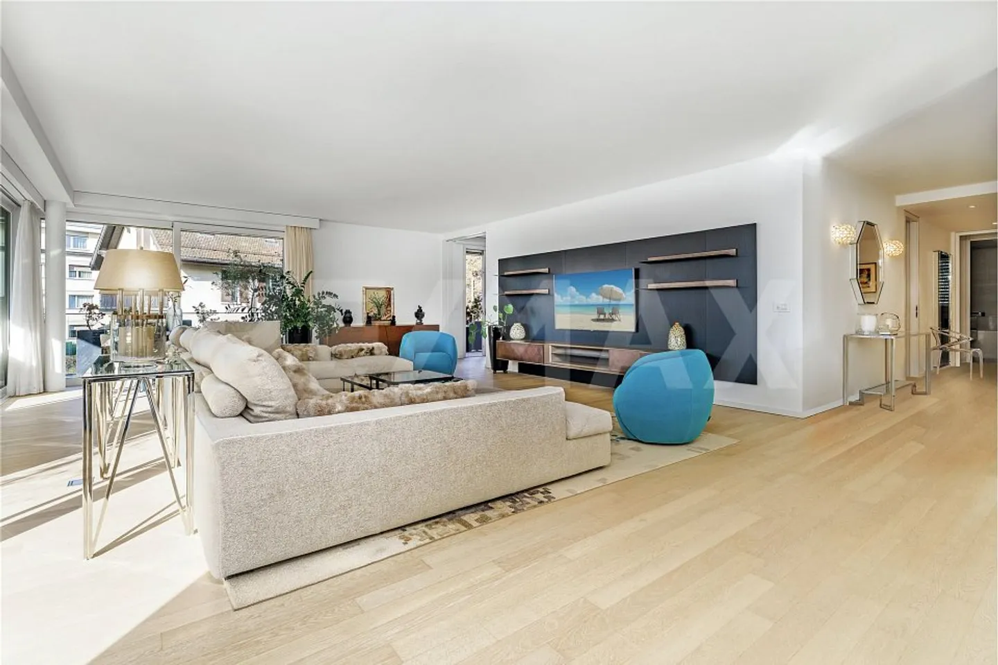 Lakeside Luxury Apartment - Photo 3 of 13