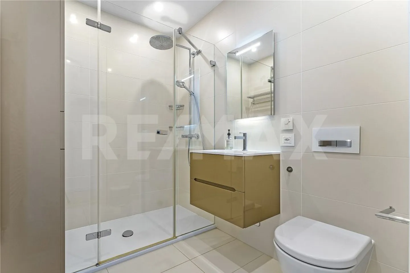 Lakeside Luxury Apartment - Photo 8 of 13