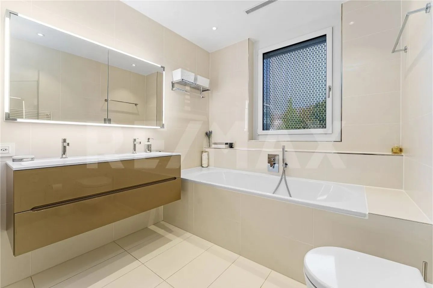 Lakeside Luxury Apartment - Photo 9 of 13