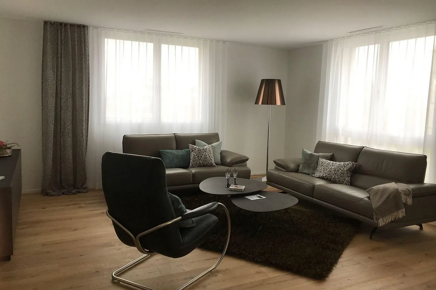 Appartamento moderno di 4,5 locali con grande balcone a Ennetbürgen in affitto - Foto 2 di 12