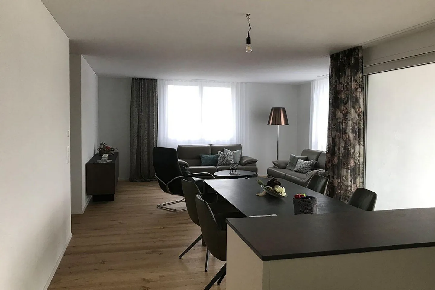 Appartamento moderno di 4,5 locali con grande balcone a Ennetbürgen in affitto - Foto 3 di 12
