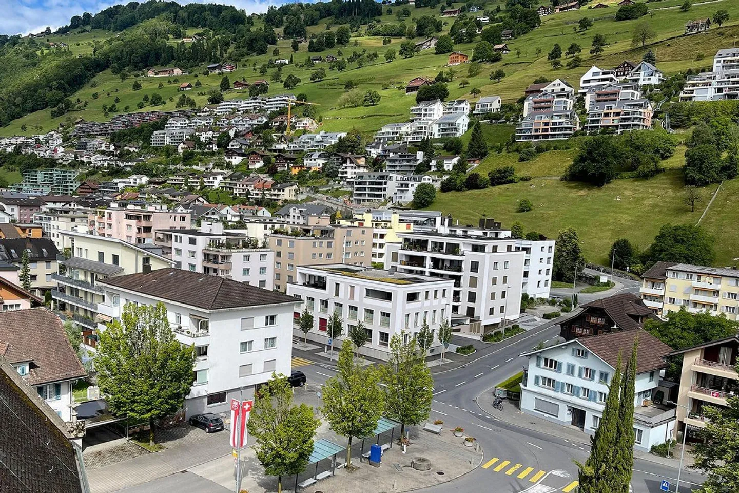 Appartamento moderno di 4,5 locali con grande balcone a Ennetbürgen in affitto - Foto 1 di 12