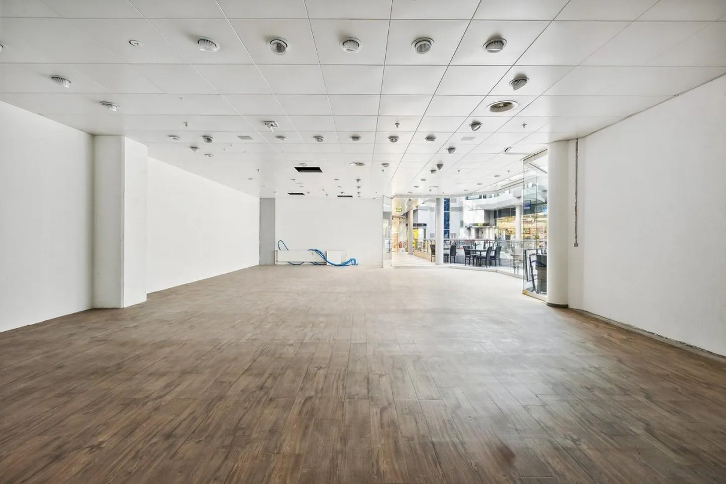 Commercial Space in Burgdorf - Photo 4 of 12