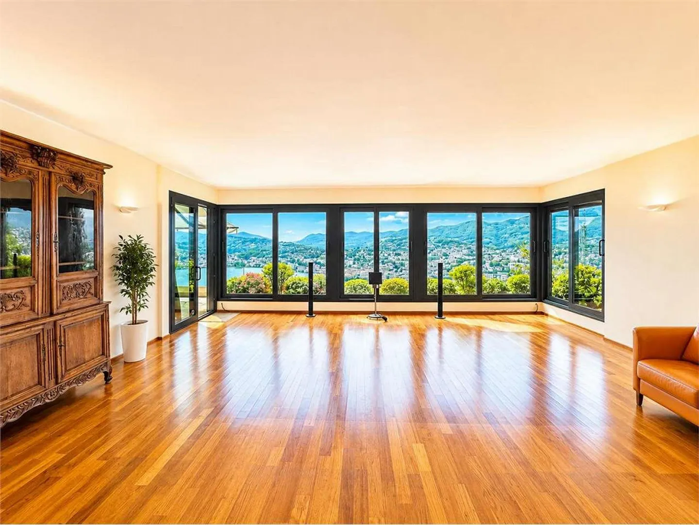 Attico esclusivo con giardino sul tetto e vista panoramica sul lago di Lugano - Foto 3 di 12
