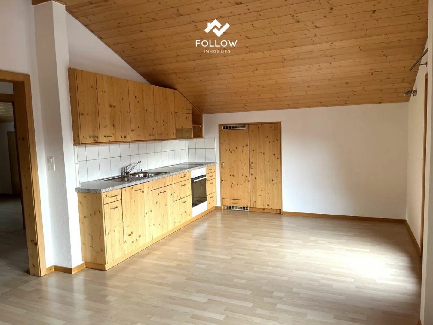 Appartamento attico soleggiato di 3,5 locali con balcone, area giardino nel villaggio... - Foto 1 di 7