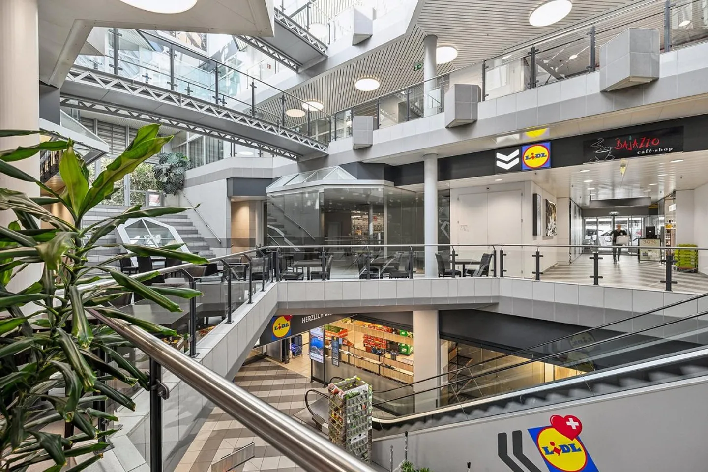 Commercial Space in Burgdorf - Photo 11 of 12