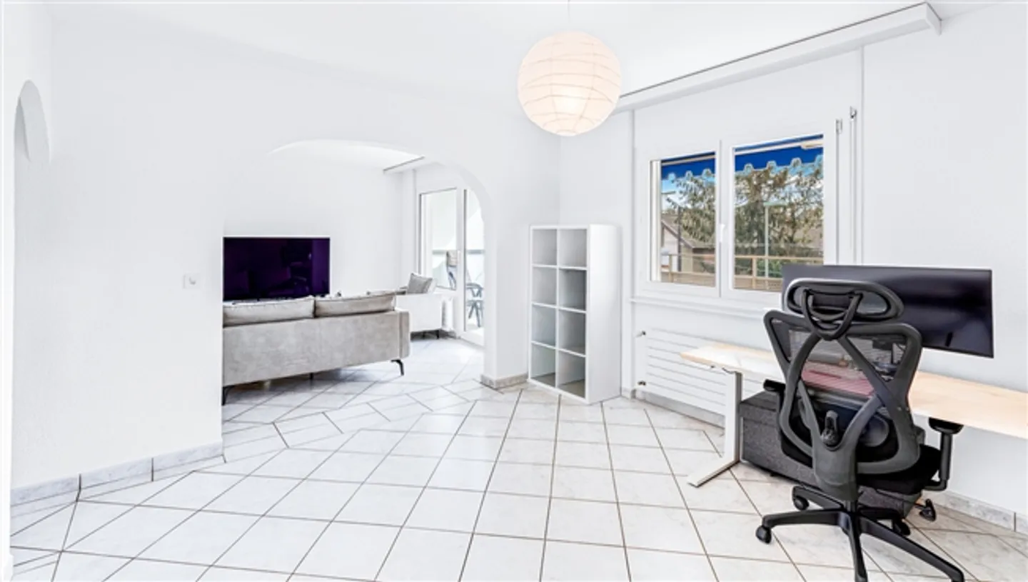 Large apartment with lake view and just a stone's throw from amenities! - Photo 2 of 14