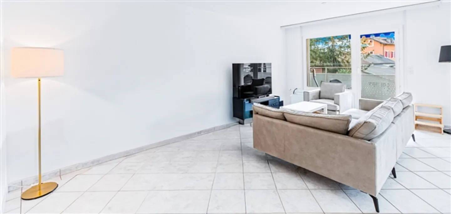 Large apartment with lake view and just a stone's throw from amenities! - Photo 3 of 14