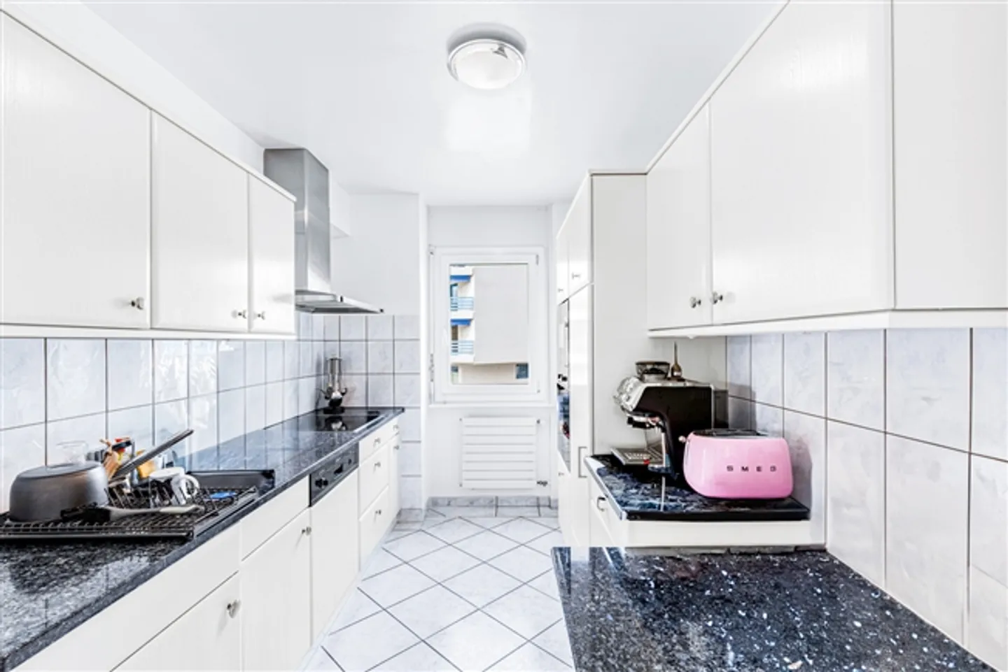 Large apartment with lake view and just a stone's throw from amenities! - Photo 4 of 14