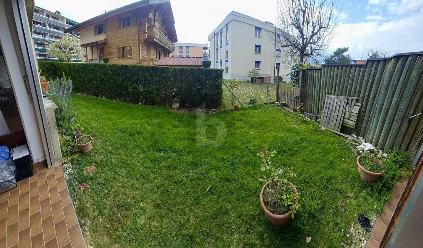 SPACIOUS WITH PRIVATE GARDEN - Photo 1 of 6