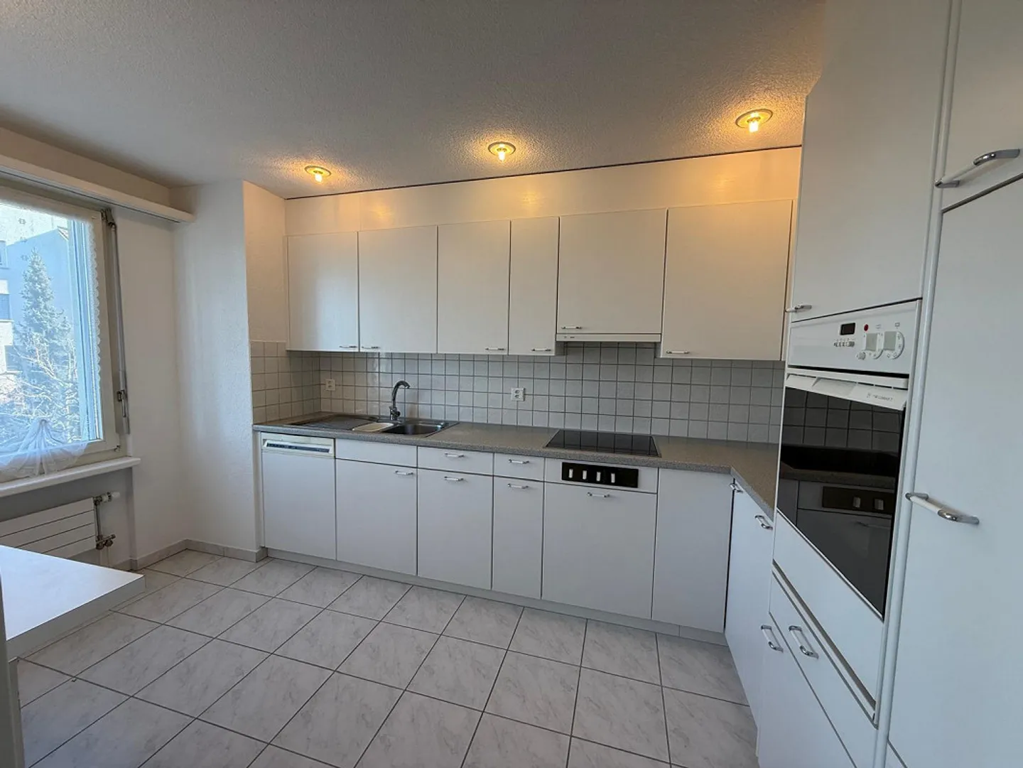 Spacious, light-flooded 4.5 room apartment - Photo 3 of 11