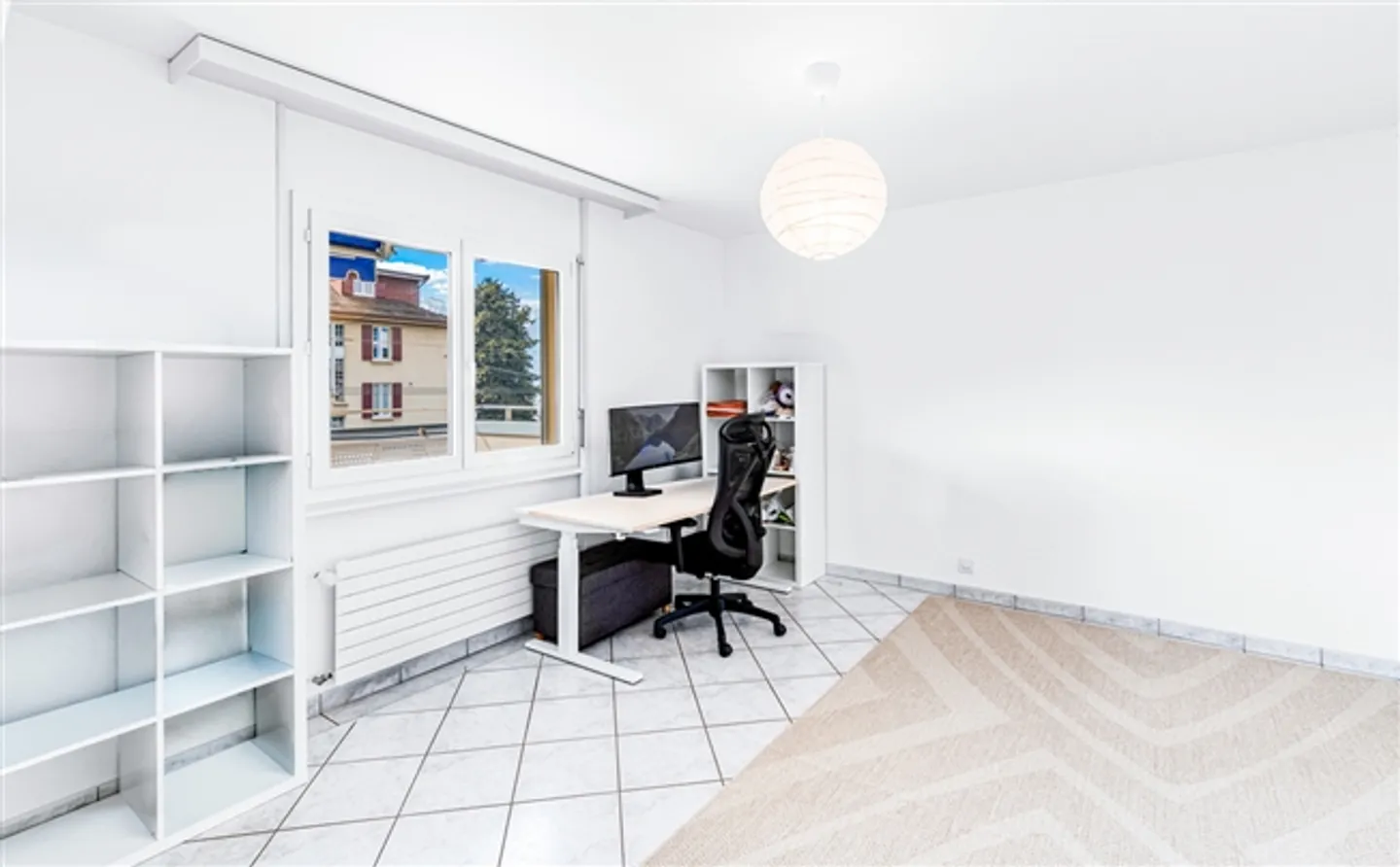 Large apartment with lake view and just a stone's throw from amenities! - Photo 5 of 14