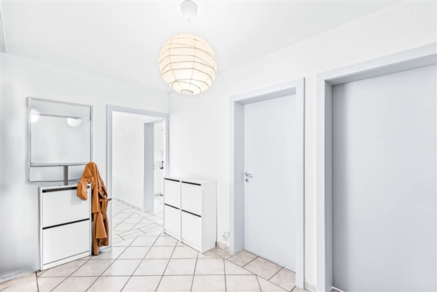 Large apartment with lake view and just a stone's throw from amenities! - Photo 6 of 14