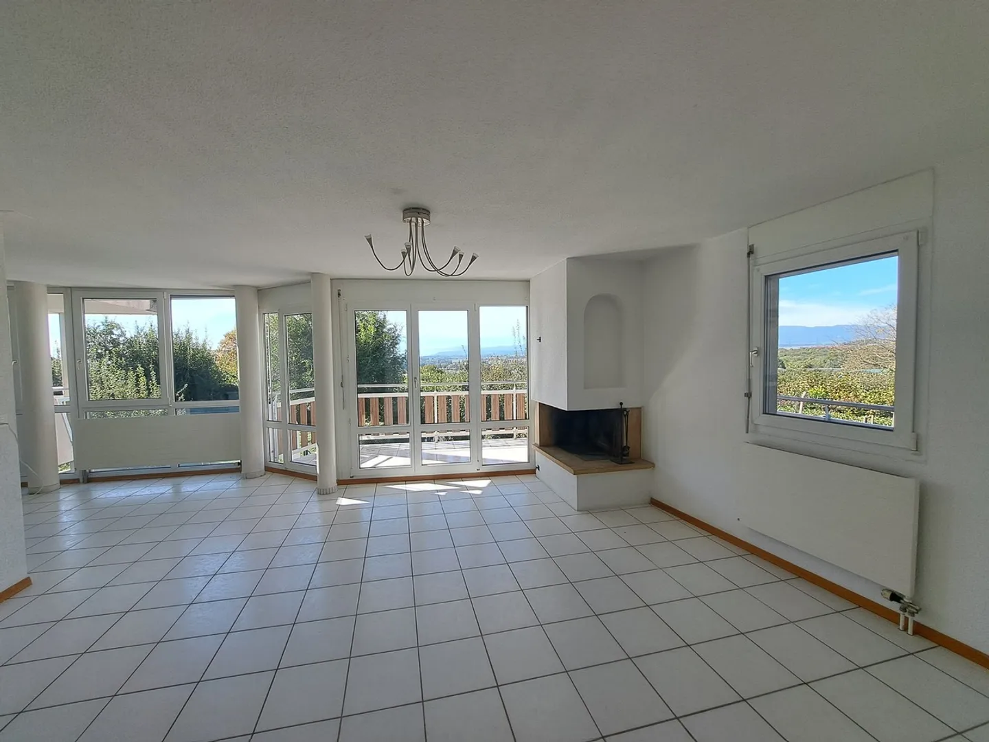 Spacious and bright 3.5-room apartment with balcony and fireplace for rent in Crissier - Photo 1 of 9