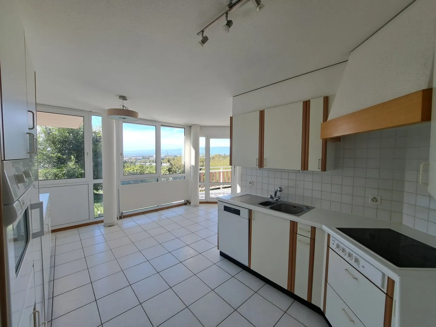 Spacious and bright 3.5-room apartment with balcony and fireplace for rent in Crissier - Photo 2 of 9