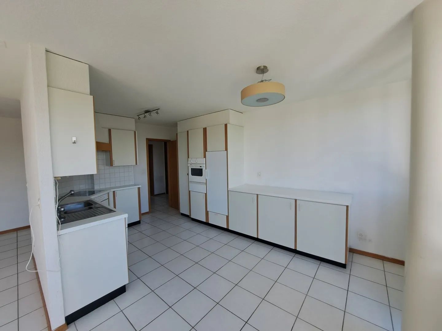 Spacious and bright 3.5-room apartment with balcony and fireplace for rent in Crissier - Photo 3 of 9