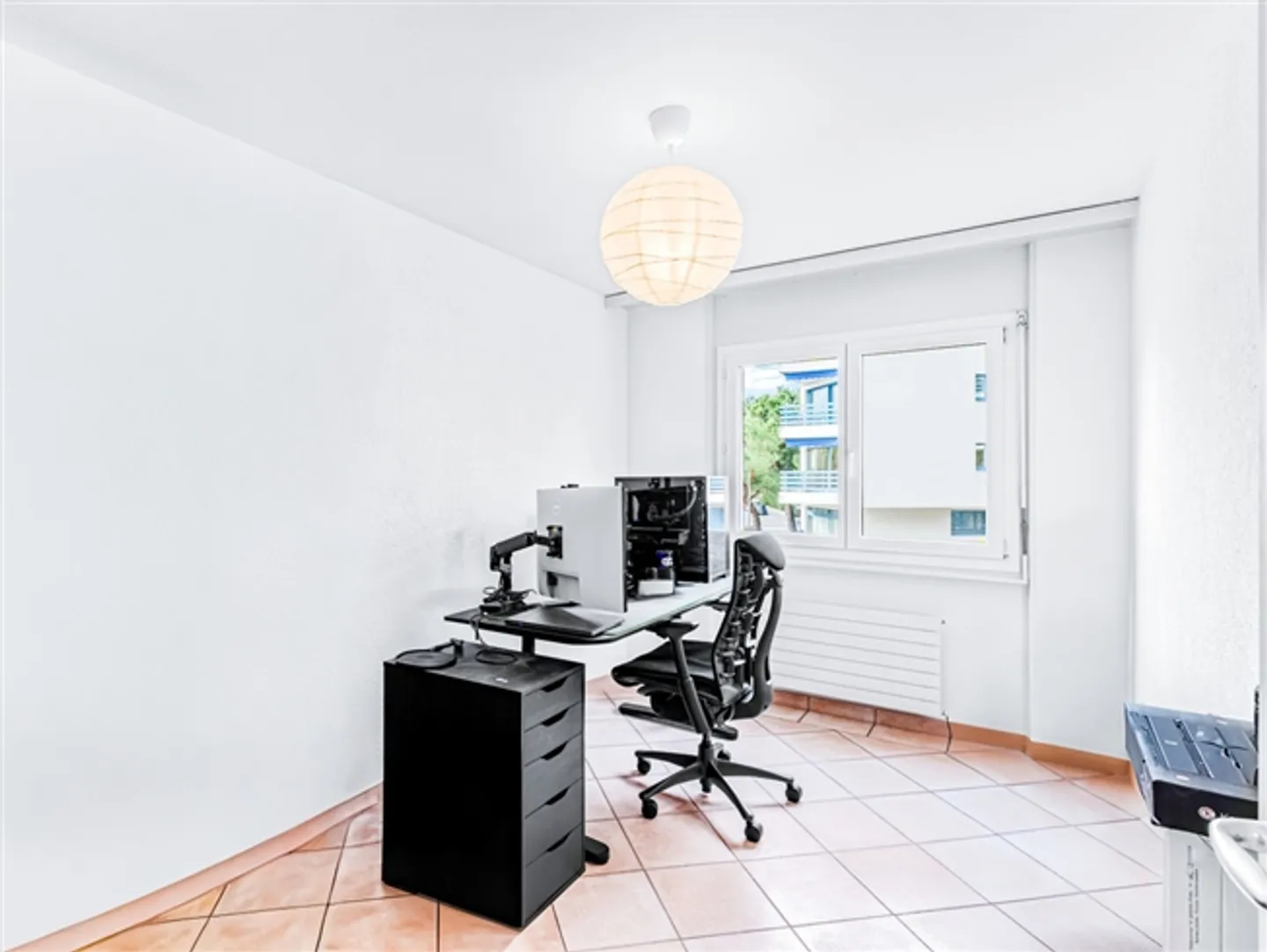 Large apartment with lake view and just a stone's throw from amenities! - Photo 7 of 14