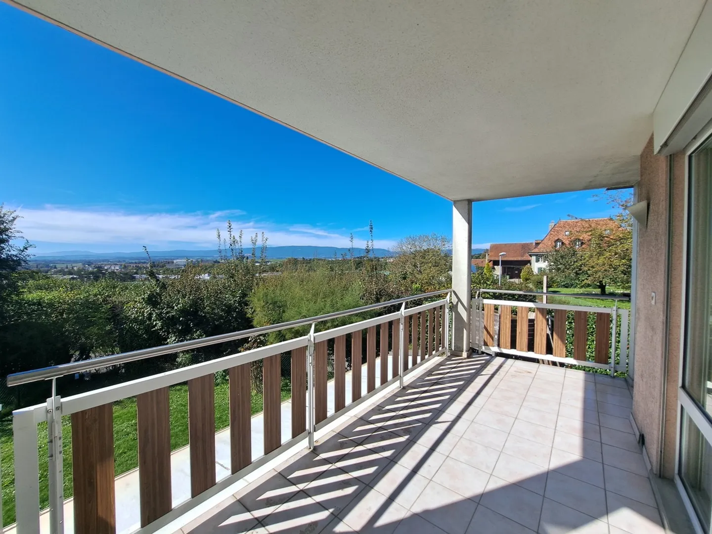 Spacious and bright 3.5-room apartment with balcony and fireplace for rent in Crissier - Photo 4 of 9