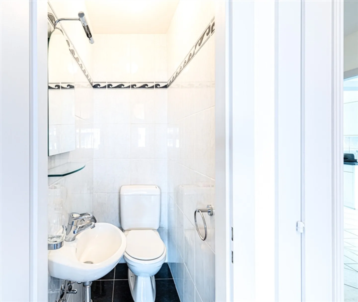 Large apartment with lake view and just a stone's throw from amenities! - Photo 10 of 14